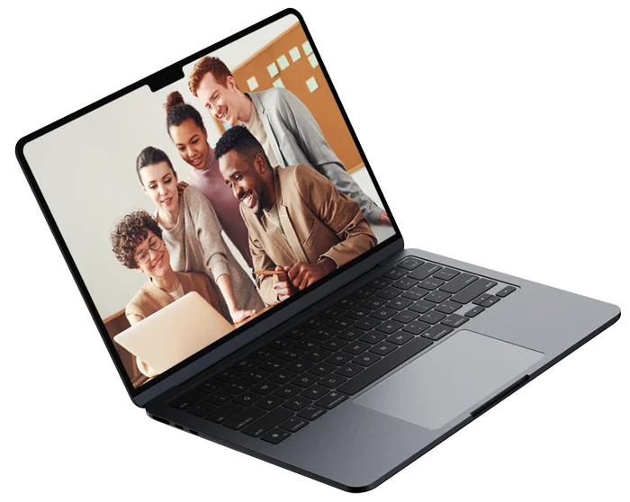 Notebook com fotos de cinco pessoas na tela